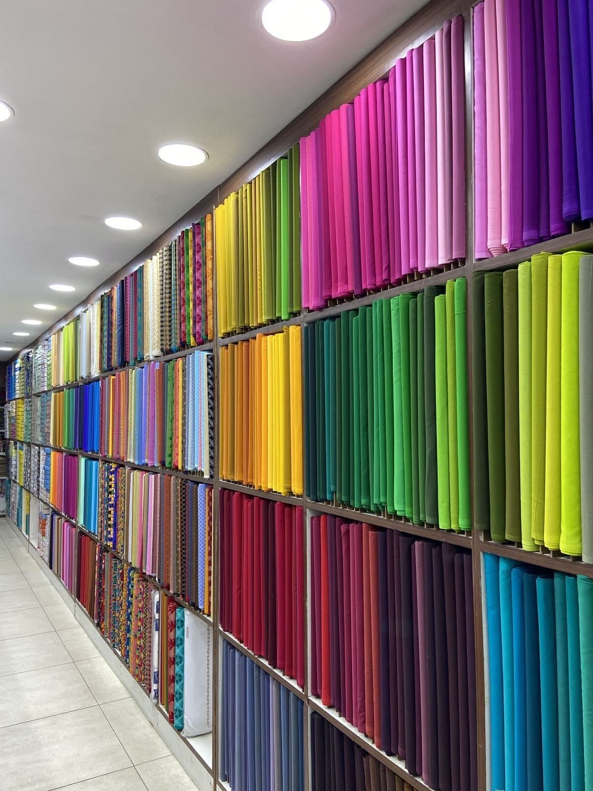 Étagère de tissus colorés Lymate Store